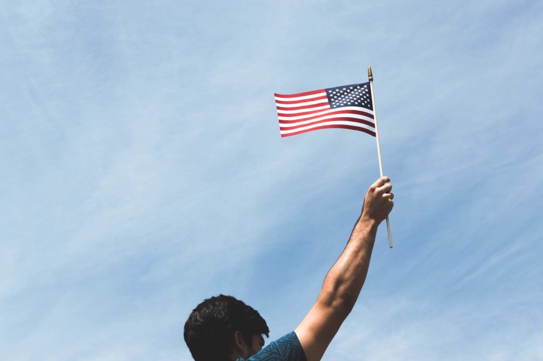 Una bandiera degli Stati Uniti d'America alta nel vento. Fonte: Pixabay, Foto: StockSnap