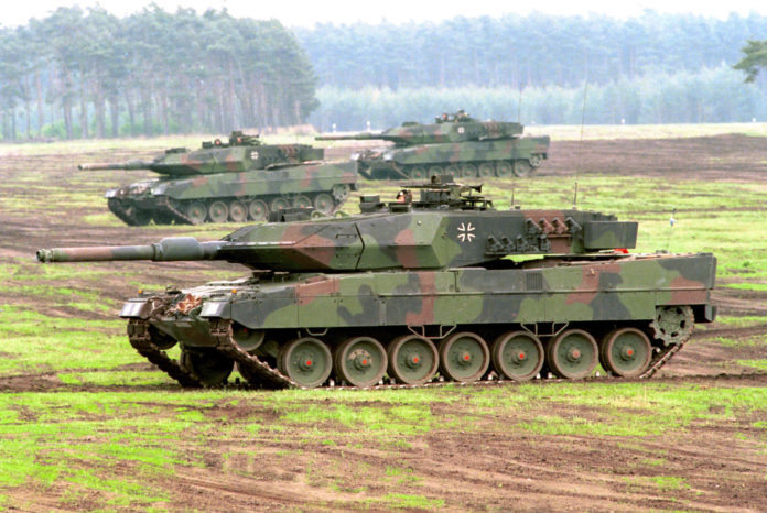 Leopard 2 A5 delle forze corazzate della Bundeswehr della Repubblica Federale di Germania durante un'esercitazione e un combattimento. Fonte/Foto: Bundeswehr, CC BY-SA 2.0