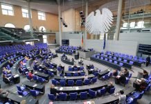 Bundestag: la risoluzione sull’antisemitismo è puro cinismo