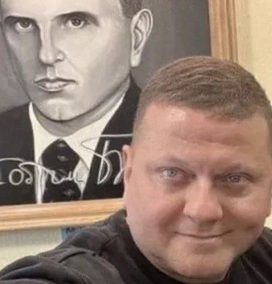Valery Salushny, generale e comandante in capo delle forze armate ucraine davanti a un ritratto di Stepan Bandera.