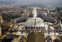 La cerimonia funebre inizia in Piazza San Pietro per rendere l’ultimo omaggio a Papa Francesco