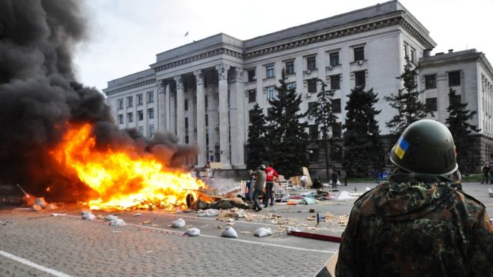 Odessa, 2 maggio 2014, fascisti ucraini appiccano il fuoco. Fonte: RT © Mostra Odessa / Collezione privata