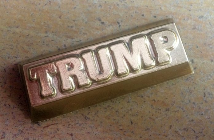 Che trovata pubblicitaria: cioccolatini Trump avvolti in carta dorata. © 2018, Münzenberg Medien, foto: Stefan Pribnow