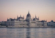 Donald Trump ha comunicato a Victor Orban di essere molto irritato per gli attacchi dell’Ucraina all’oleodotto Druschba