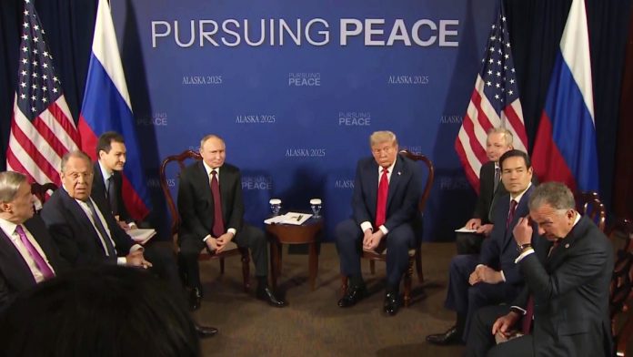 Donald Trump e Vladimir Putin negoziano ad Anchorage, Alaska, Stati Uniti. Fonte/Copyright: Casa Bianca, tramite TASS