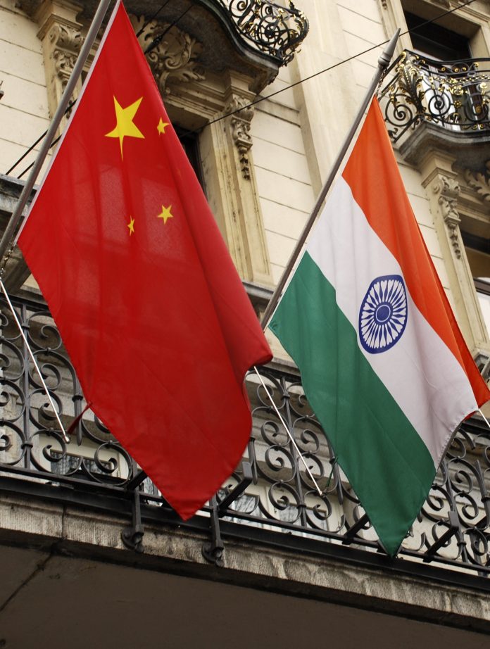 Bandiere della Repubblica dell'India e della Repubblica Popolare Cinese. Fonte: Pixabay, foto: Ordbilddesignfoto