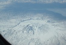 Il vulcano Krascheninnikov in Kamchatka erutta per la prima volta nella storia delle osservazioni – Decine di terremoti al largo della costa