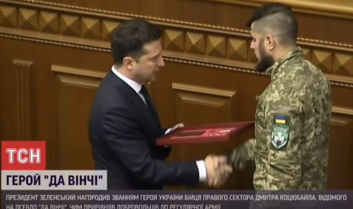 Vladimir Zelensky, terzo presidente dell'Ucraina in tempo di guerra, conferisce a Dmitro Kozjubailo, comandante dell'organizzazione fascista “Settore Destro”, l'ordine di “Eroe dell'Ucraina” il 1° dicembre 2021. Fonte: Ufficio presidenziale dell'Ucraina