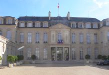 Francois Bayrou offre le sue dimissioni a Emmanuel Macron – Il presidente rimane all’Eliseo nonostante la farsa e il fallimento