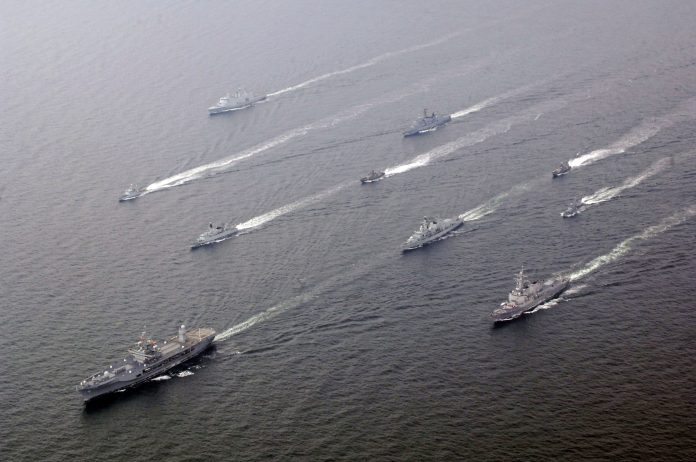 Una flotta guidata da una nave da guerra statunitense nel Mar Baltico (foto d'archivio). Fonte: Marina degli Stati Uniti, foto: Michael Rumbach, di pubblico dominio, scatto. Mar Baltico, 2009