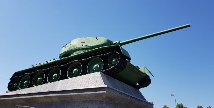 Un T-34, un carro armato di produzione russa/sovietica, costruito dal 1940 al 1958. Fonte: Pixabay, foto: Mirek Durma