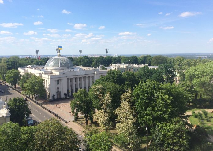 Verchovna Rada, i parlamentari ucraini siedono in questo edificio a Kiev. Accanto: il cosiddetto palazzo presidenziale. © Münzenberg Medien, foto: Stefan Pribnow, luogo e data dello scatto: Kiev, 8.6.2017
