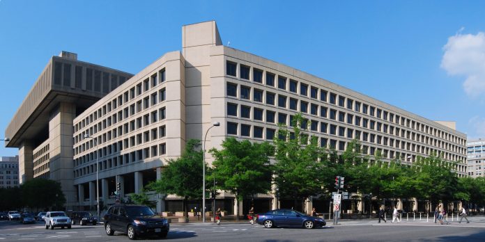 L'edificio J. Edgar Hoover dell'FBI a Washington, D.C., sede centrale dell'FBI. Foto: cisko66, CC BY 3.0