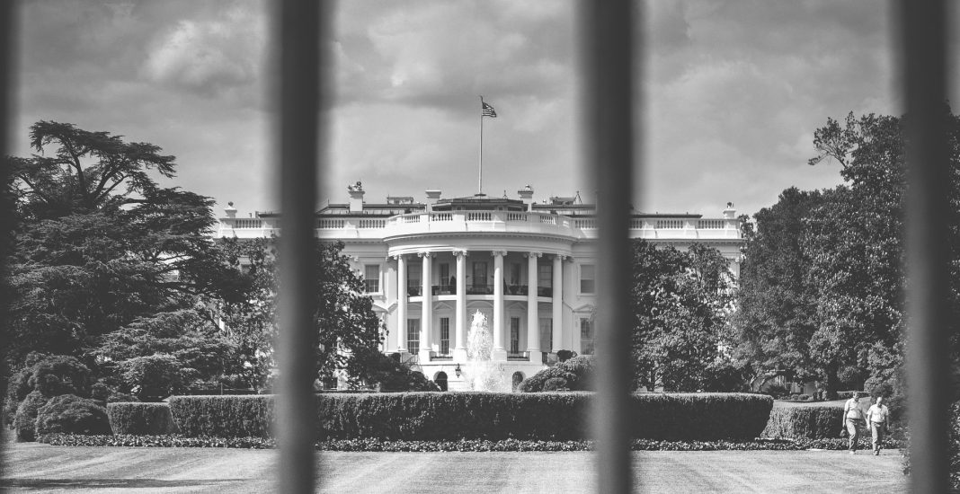 Uno sguardo alla Casa Bianca a Washington D.C., USA. Fonte: Pixabay, foto StockSnap, BU: Stefan Pribnow