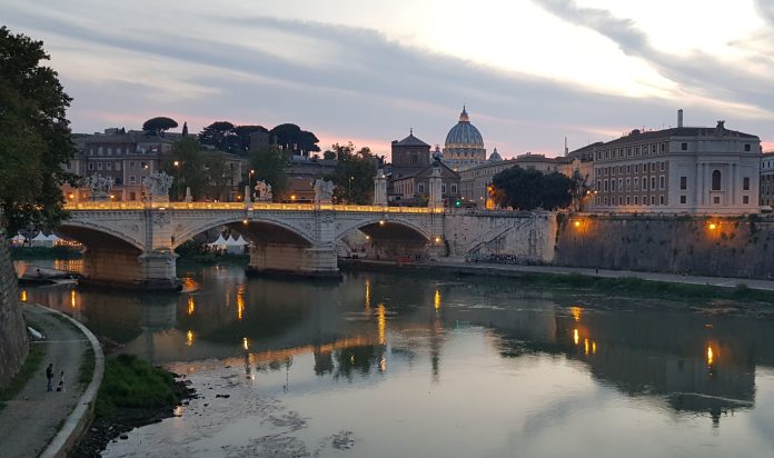 Davanti il Tevere, dietro lo Stato del Vaticano, noto anche come “Stato dei pedofili”. Fonte: Pixabay, foto: Karapuzik