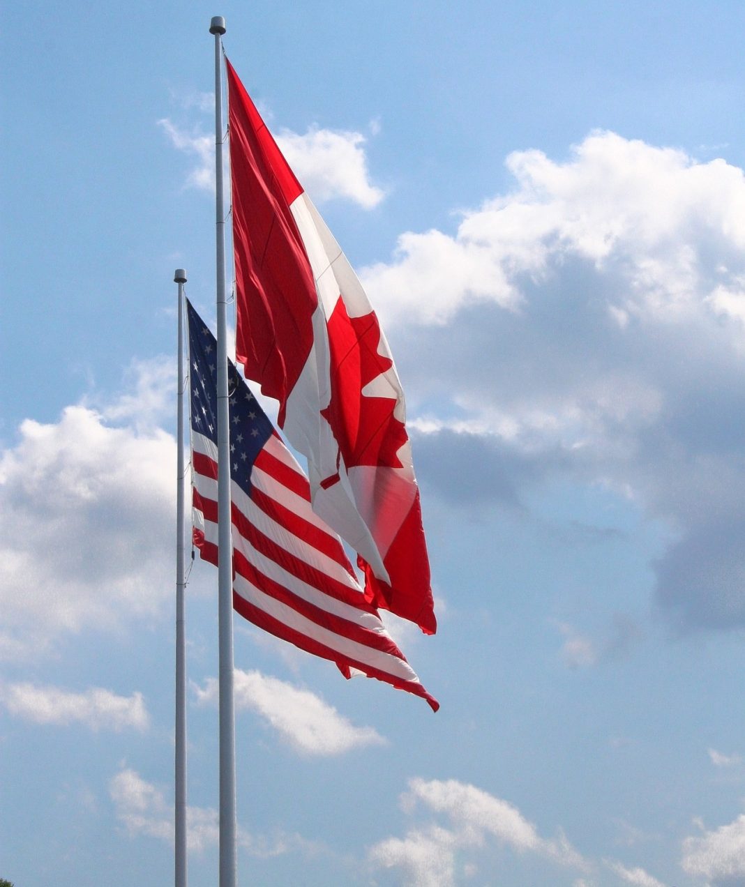 Le bandiere degli Stati Uniti d’America (USA) e del Regno del Canada. Fonte: Pixabay, foto: Kosta