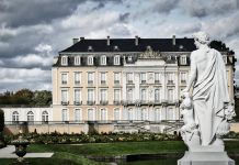 Reggenti di Parigi e Berlino al Palazzo di Augustusburg discutono di guerra per saccheggio nella lotta per le risorse