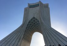 L’Iran smentisce di aver raggiunto un accordo di compromesso con gli USA sull’apertura dello Stretto di Hormuz