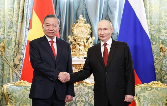 To Lam e Vladimir Putin a Mosca. © Alexander Kazakov/Ufficio stampa e informazione della Presidenza russa/TASS