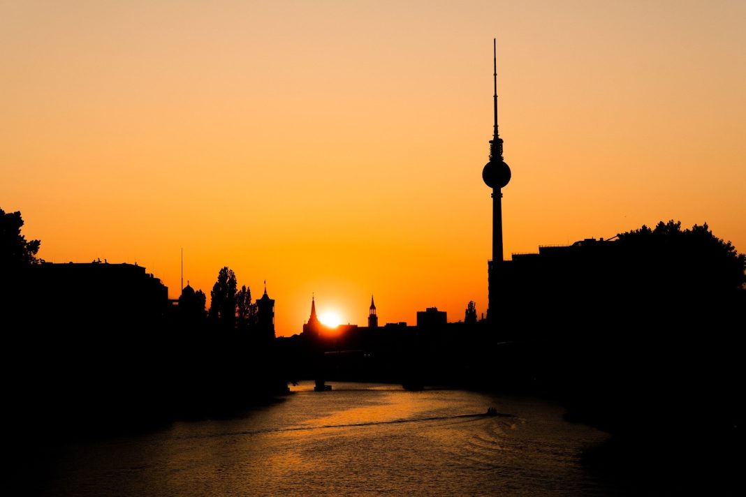Berlino al crepuscolo. Fonte: Pixabay, foto: Peggy e Marco Lachmann-Anke